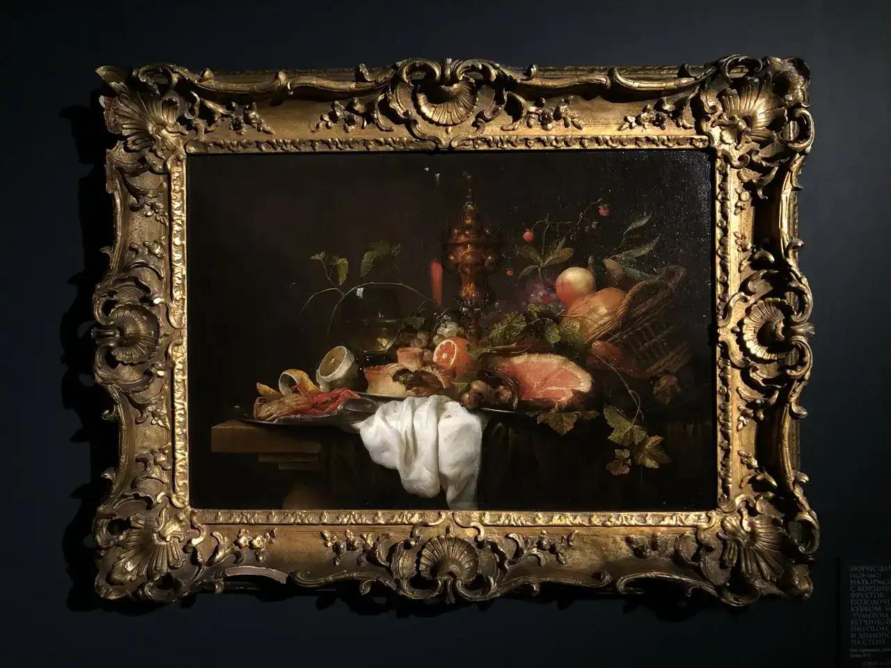 Eleganter Auktionssaal mit beleuchteten Kunstwerken