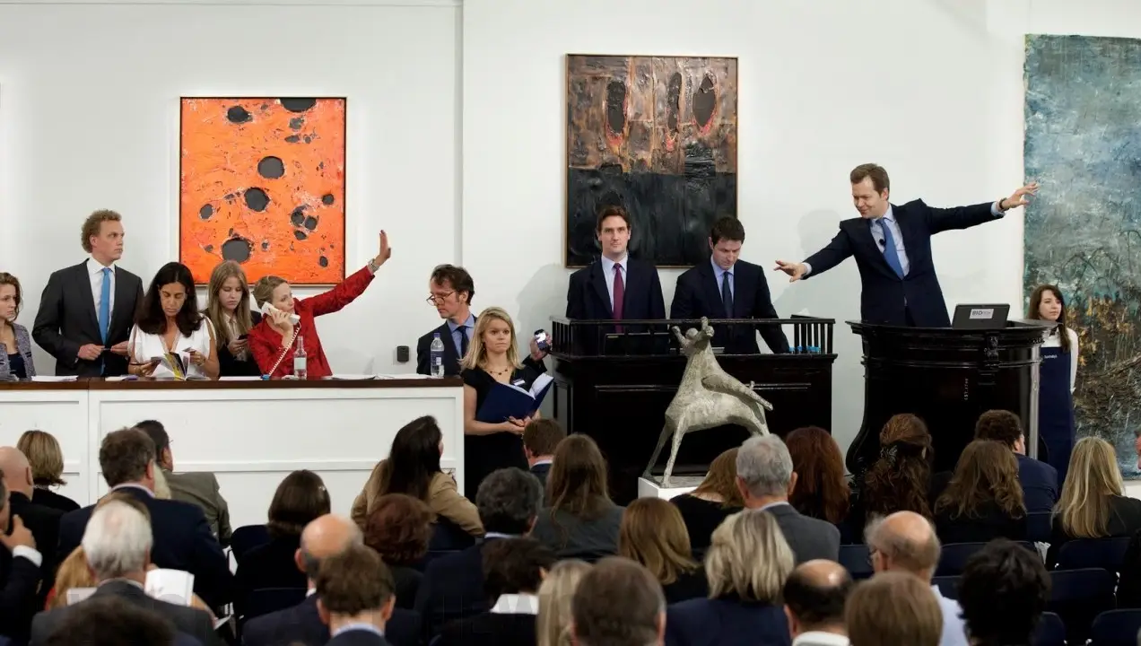Historischer Auktionssaal mit elegant gekleideten Bietern